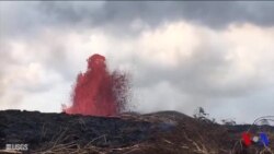 Le volcan Kilauea à Hawaï projette lave et rochers