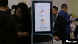 Una máquina con el sistema de pagos con reconocimiento facial Alipay es proyectada en una feria de negocios inteligentes en Nanjing, en la provincia china de Jiangsu, en marzo del 2019.