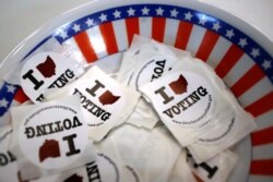 지난 3월 미국 오하이오주 스투벤빌의 대선 예비선거 투표소에 투표 참여 홍보 스티커가 놓여있다.