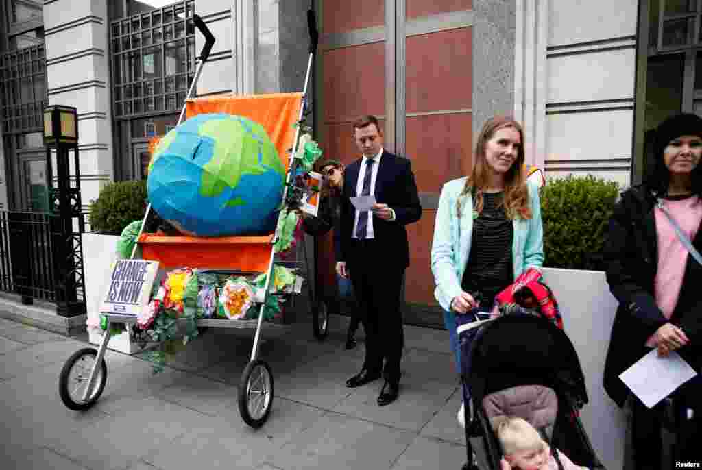 London - BP-nin baş qərargahı qarşısında etiraz aksiyası &nbsp;