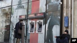 Suasana di depan sebuah ATM di kota Paris, Perancis (Foto: dok).