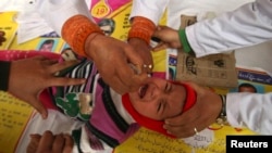 A child receives polio drops during a polio eradication programme in Jammu, India, February 19, 2012. REUTERS/Mukesh Gupta (INDIAN-ADMINISTE