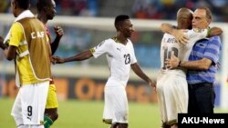 Le sélectionneur du Ghana Avram Grant félicite le capitaine de l'équipe Andre Ayew, après leur match contre la Guinée, en Guinée Équatoriale, le 1er février 2015.