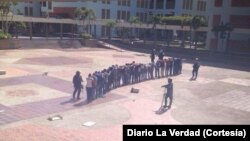 La policía se llevó a los estudiantes luego de que los agrupó en el patio de la universidad. [Foto: Diario La Verdad]