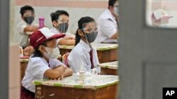 Suasana di ruang kelas sebuah SD di Jakarta, pada hari pertama dibukanya kembali sekolah untuk pembelajaran tatap muka di tengah pandemi COVID-19, 30 Agustus 2021. (AP Photo/Dita Alangkara)