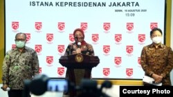 Menaker Ida Fauziyah (tengah), Dirut BPJS Ketenagakerjaan Agus Susanto (kiri) dan Ketua Satgas PEN Budi Gunadi Sadikin dalam konferensi pers di Istana Kepresidenan, Jakarta, Senin (10/8). (Setpres RI)