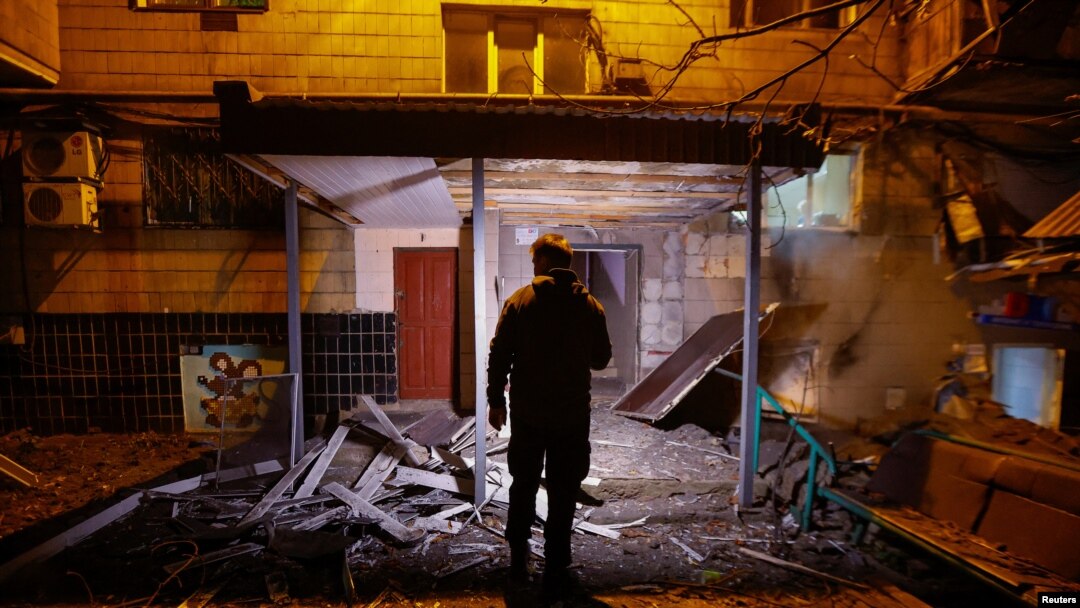 Pintu masuk dari sebuah apartemen di Donetsk, Ukraina, hancur akibat serangan Rusia, pada 26 Oktober 2023. (Foto: Reuters/Alexander Ermochenko)