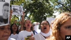 Familiares de personas arrestadas durante una ofensiva gubernamental relacionada con las protestas contra los resultados electorales, y familiares de otros presos políticos, exigen su liberación en Caracas, Venezuela, el lunes 9 de diciembre de 2024. (Foto AP/Ariana Cubillos)