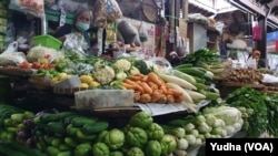 Pasokan bahan pangan segar berupa sayuran menumpuk di salah satu lapak pedagang pasar Gede Solo. (Foto : VOA/ Yudha Satriawan)