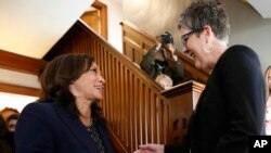 Kandidat Presiden AS dalam pilpres 2020, Kamala Harris (kiri) berbicara dengan Jean Hessburg dalam sebuah acara di Des Moines, Iowa, 11 April 2019.