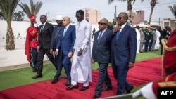 Les présidents bissau-guinéen, comorien, sénégalais, mauritanien, gambien et gabonais au cimetière de Thiaroye le 1er décembre 2024.