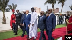 Les présidents bissau-guinéen, comorien, sénégalais, mauritanien, gambien et gabonais au cimetière de Thiaroye le 1er décembre 2024.