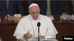 Paus Fransiskus menyampaikan pidato di hadapan Kongres Amerika di Capitol Hill, Washington, D.C., 24 September 2015 (Photo: VOA/@WashArchdiocese)