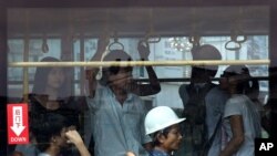 Sebuah bis di kota Zhanjiang, provinsi Guangdong dipenuhi oleh buruh migran (28/6). 