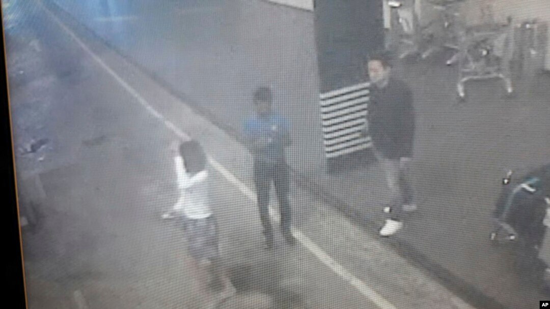 Gambar yang diambil dari rekaman CCTV menunjukkan seorang perempuan (kiri) di bandara Kuala Lumpur, Malaysia, yang ditangkap polisi terkait pembunuhan Kim Jong-nam. (Foto: Star TV/AP).