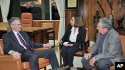 Cuba's President Raul Castro (R) talks with Michael Kinnamon, general secretary of the New York-based National Council of Churches (L) as a translator aids the dialogue about imprisoned U.S. contractor Alan Gross, in Havana, Cuba, November 30, 2011.