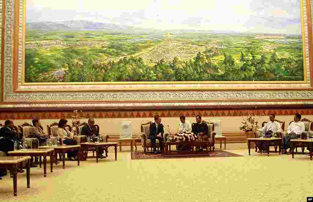 缅甸下议院议长丹瑞文(中间偏右)在内比都的议会大厦内与联合国秘书长潘基文举行会谈。