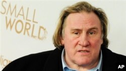 Aktor asal Perancis Gerard Depardieu dalam premier filmnya "Small World" di Berlin. (AP/Clemens Bilan/dapd)