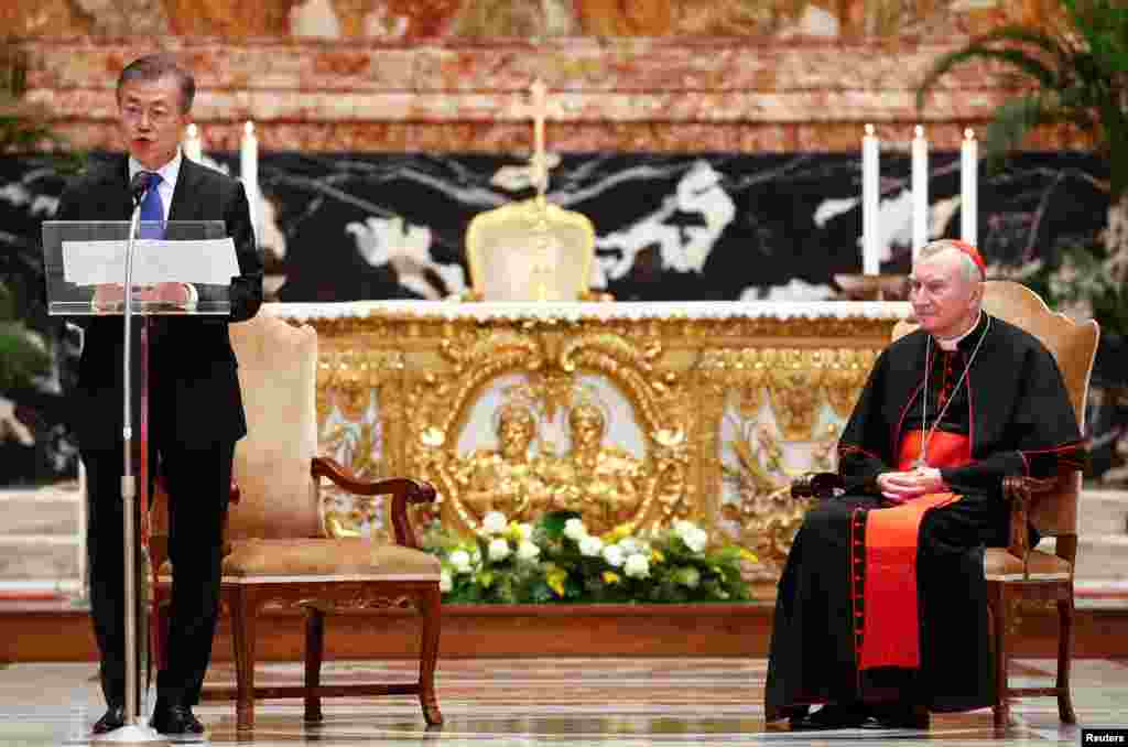 문재인 한국 대통령이 바티칸 성베드로성당에서 피에트로 파롤린 국무원장이 집전하는 '한반도 평화' 특별미사에 참석해 기념연설을 하고 있다. 문재인 대통령은 &ldquo;교황의 기도는 한반도에서 대립과 반목을 청산하고 평화와 안정의 길로 나아가는 데 있어 나침반과 같은 역할을 하고 있다&rdquo;며 교황청의 지속적인 관심과 지지를 요청했다.