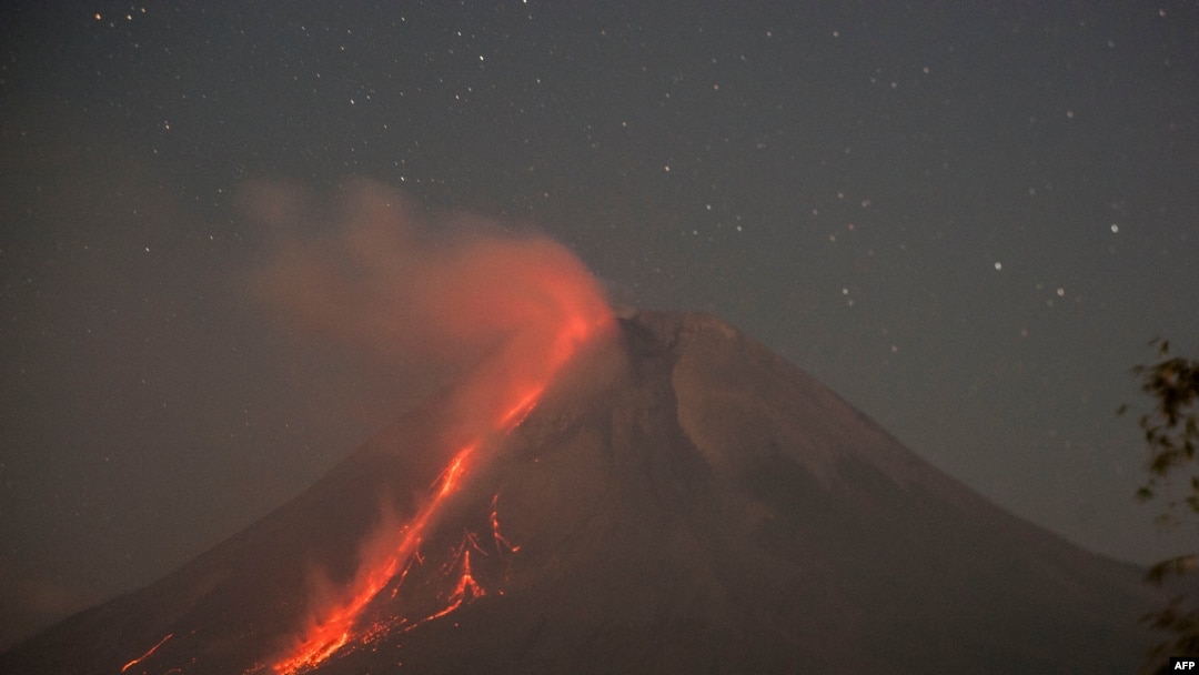 Gunung Merapi memuntahkan abu dan lava dari puncaknya, 16 Agustus 2021, terlihat dari Sleman di Yogyakarta. (Foto: Agung Supriyanto/AFP)