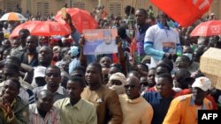 Des manifestants marchent contre la loi des finances à Niamey, le 31 décembre 2017.