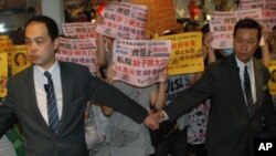 保安人員阻止中港家庭權益會請願人士進入會場，向有關官員遞交請願信