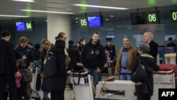 평양에서 격리해제된 외교관들이 지난 9일 평양국제공항에서 러시아 블라디보스토크로 출국하는 여객기 탑승 수속을 하고 있다.