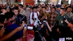 Indonesian President Joko Widodo visits Tanah Abang market in Jakarta, Feb. 1, 2015. (Andylala/ VOA)
