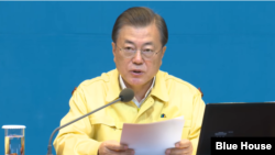 문재인 한국 대통령이 31일 청와대에서 열린 화상국무회의에서 연설하고 있다. 