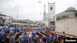 Para pekerja yang melakukan perbaikan Gereja Santo Antonius di Kolombo, Sri Lanka beristirahat di deretan bangku-bangku di depan gereja tersebut, 28 April 2019. (Foto: dok).