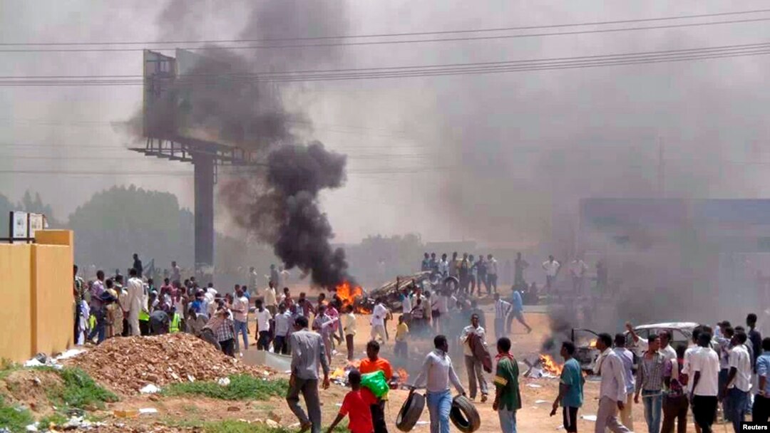 Para demonstran berunjuk rasa menentang pemotongan subsidi BBM di Khartoum (25/9/ 2013). Dilaporkan setidaknya 29 tewas dalam aksi demonstrasi itu.
