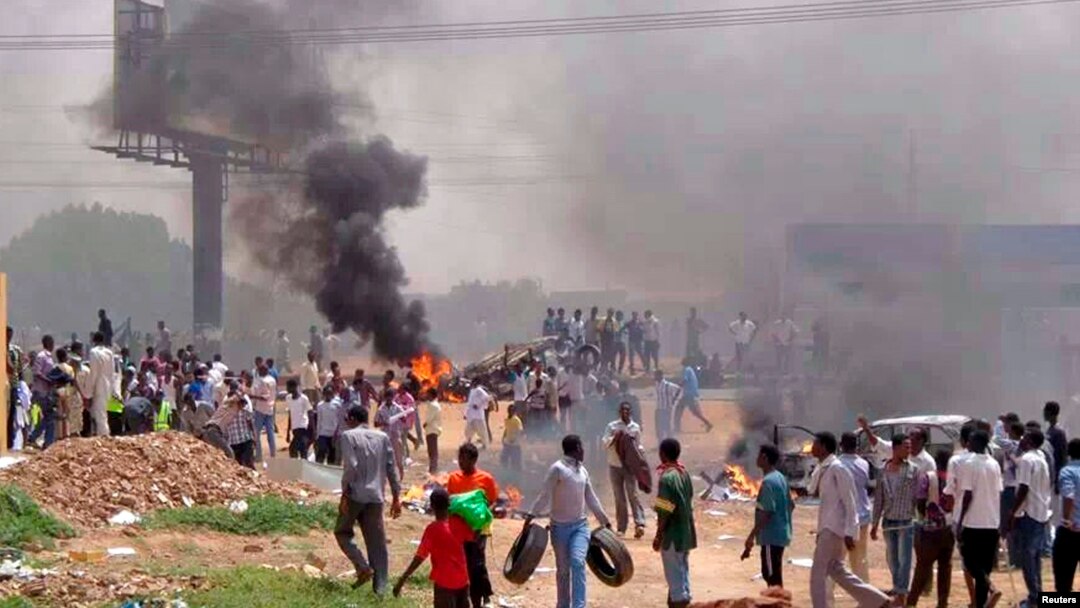 Demonstran anti pemotongan subsidi BBM di ibukota Khartoum menuntut Presiden Sudan agar mundur (foto: 25/9).