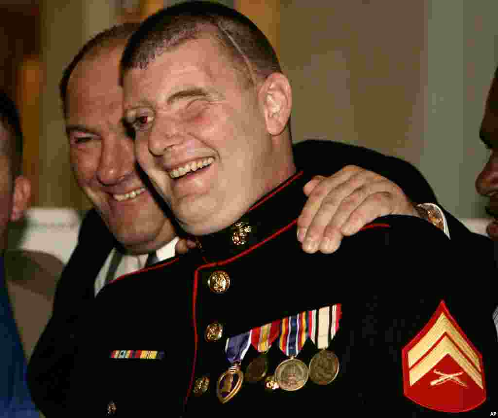 James Gandolfini junto a uno de los veteranos que participó en el documental "Alive Day Memories: Home from Iraq".