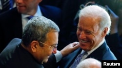 Menteri Pertahanan Israel Ehud Barak dan Wapres AS Joe Biden (kanan) bertemu dalan konferensi ke-49 tentang Kebijakan Keamanan di Munich, 2 Februari 2013. (REUTERS/Michael Dalde)