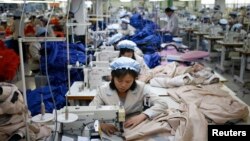朝鲜员工在开城工业园区一家韩国人拥有的公司做缝纫工作。开城工业园区距离南北军事分界线仅1公里。（图片日期：2013年12月）