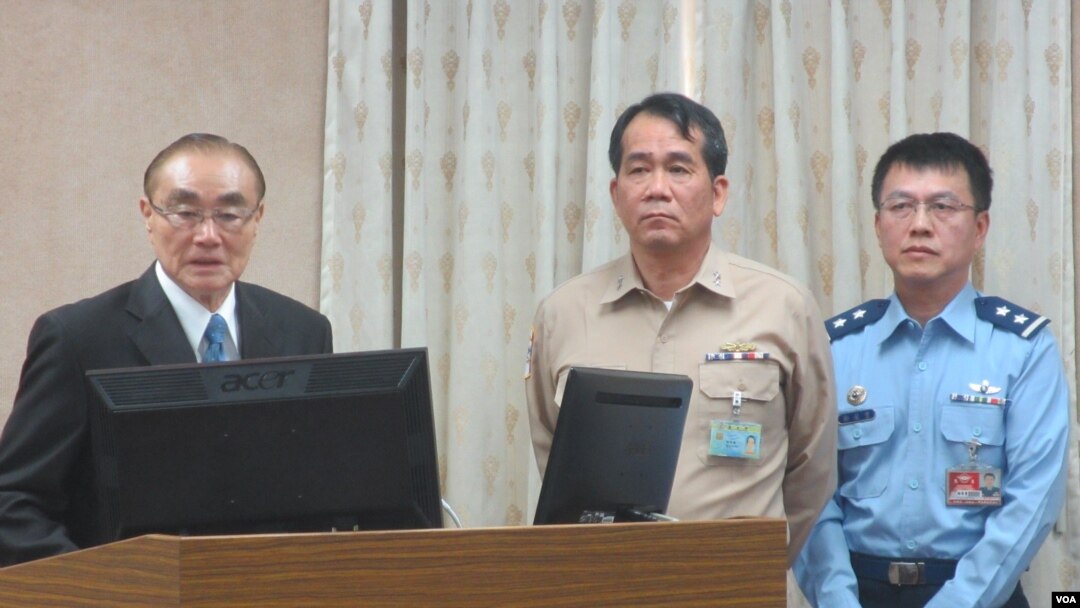 台湾国防部长冯世宽(左一)11月9号在立法院外交及国防委员会接受质询