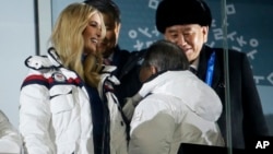 美国总统女儿伊万卡和朝鲜劳动党中央委员会副委员长金英哲（右）在冬奥会闭幕式上
