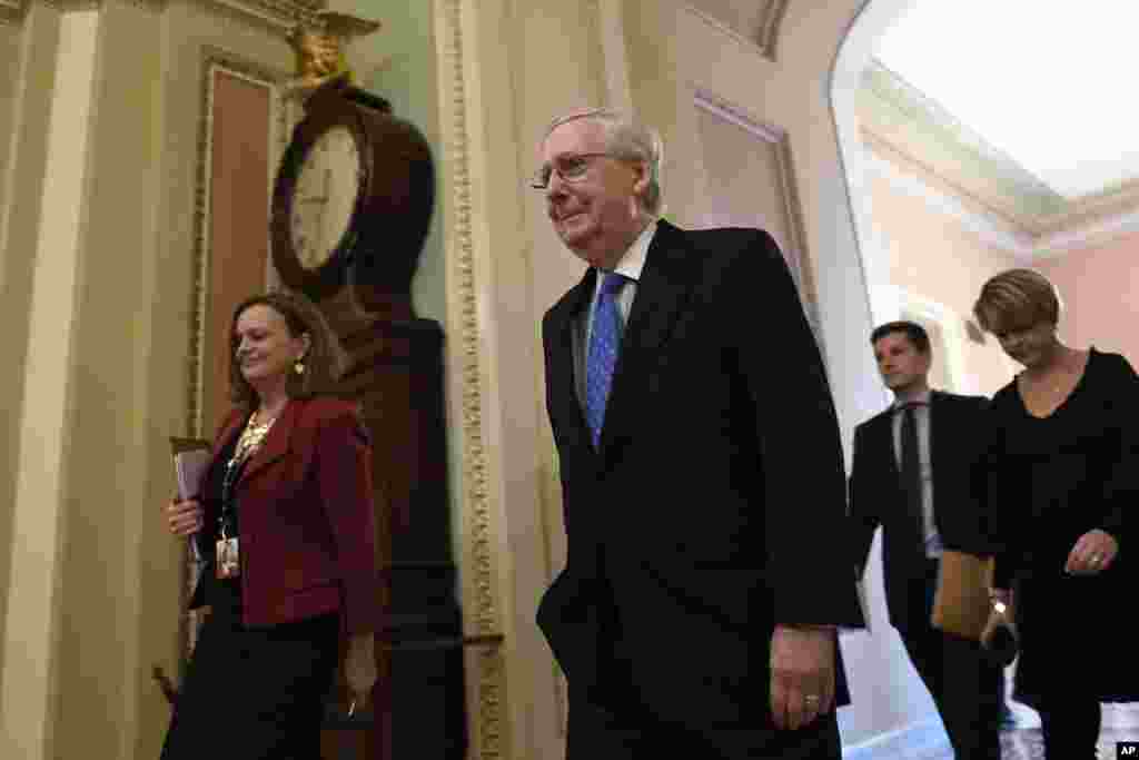 Kiongozi wa waliowengi katika Baraza la Seneti Mitch McConnell akielekea katika ukumbi wa Seneti wa Bunge la Marekani Capitol Hill Washington, Alhamisi, Disemba. 19, 2019. (AP Photo/Susan Walsh)