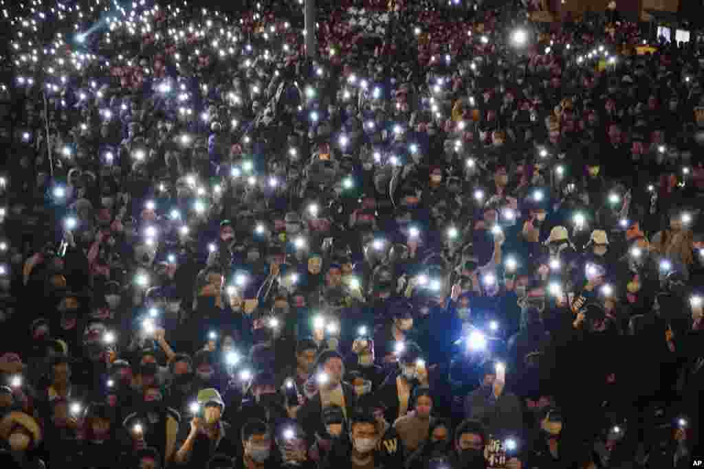 حدود یک میلیون نفر از دموکراسی&zwnj;خواهان در هنگ&zwnj;کنگ در آستانه روز جهانی حقوق بشر (دهم دسامبر) به خیابان&zwnj;های این دولت&zwnj;شهر آمدند. آنها به دخالت&zwnj;های چین در اداره امور هنگ&zwnj;کنگ بیش از شش ماه است که اعتراض دارند.&nbsp;