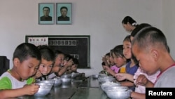 북한 평안남도 태동군의 한 탁아소에서 어린이들이 식사를 하고 있다. (자료사진)