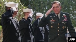 Merkezi İstihbarat Dairesi CIA’nın başkanlığına atanan Orgeneral David Petraeus, dün üniformasıyla son kez askerlerin önüne çıktı