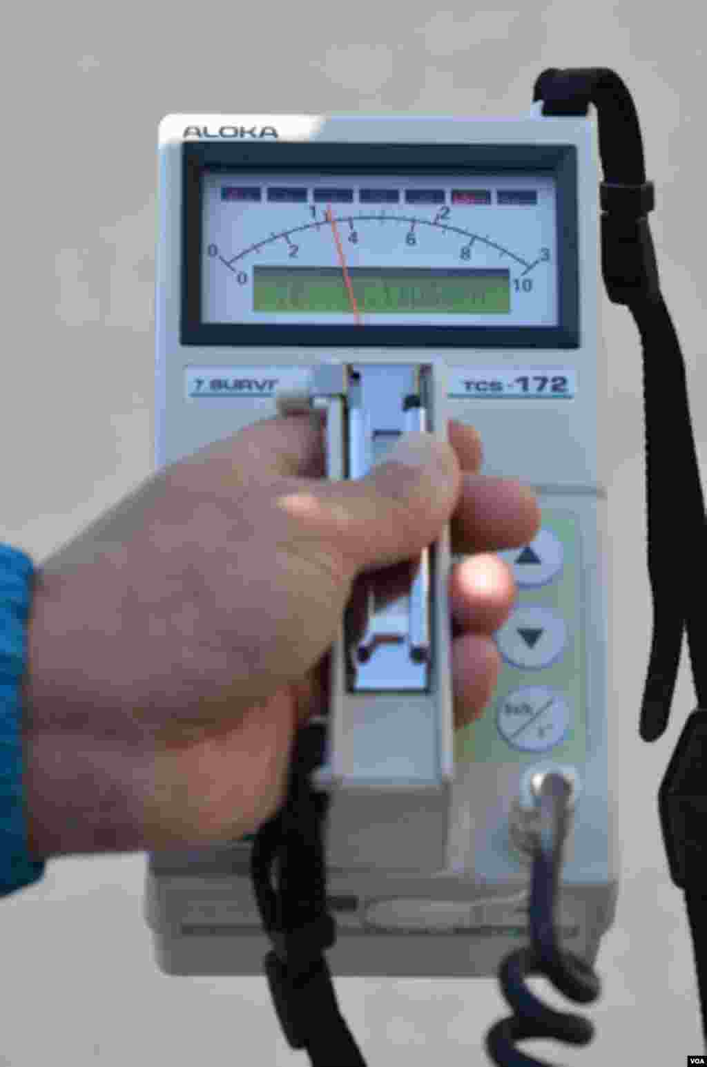 A reading of 0.11 microsieverts per hour on the grounds of the resort is around the level prior to the March 2011 reactor meltdowns, October 25, 2012. (Steve Herman/VOA)