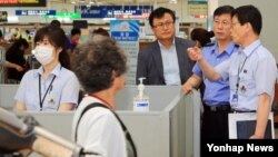 홍익태 한국 해양경비안전본부장이 12일 인천항 국제여객터미널을 방문해 중동호흡기증후군(메르스) 확산 방지 대응현장을 점검하고 있다.