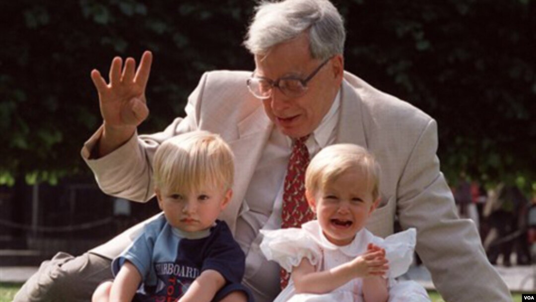 Profesor Robert Edwards, pelopor pembuahan lewat bayi tabung berpose bersama dua anak hasil bayi tabung di London (foto dokumentasi: 20 Juli 1998). Edwards memenangkan hadiah Nobel Kedokteran 2010.