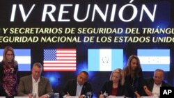 La secretaria de seguridad nacional de EE.UU., Kirstjen Nielsen (segunda desde la derecha) firma documentos con ministros de El Salvador, Honduras y Guatemala, durante una reunión en San Salvador para discutir un plan de seguridad regional. Febrero 20 de 2019.