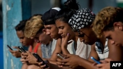En una imagen de 2019, jóvenes en La Habana se conectan a internet desde sus teléfonos móviles. El gobierno de la isla caribeña publicó el 17 de agosto de 2021 su primera legislación sobre ciberseguridad.