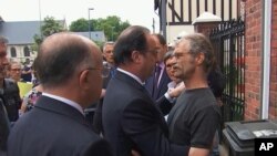 Le président français François Hollande, au centre et le ministre de l'Intérieur Bernard Cazeneuve parle avec le maire de la ville de Saint-Etienne-du-Rouvray, ou deux jeunes ont tué un prêtre, Normandie, 26 juillet, 2016 (France Piscine via AP)