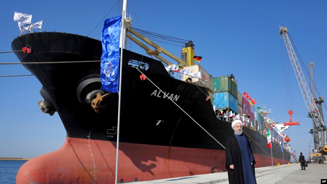 FILE - Hassan Rouhani, presiden Iran pada tahun 2017, berpose saat meresmikan perpanjangan pelabuhan Chabahar yang baru dibangun, dekat perbatasan Pakistan, di Teluk Oman, Iran tenggara, 3 Desember 2017.