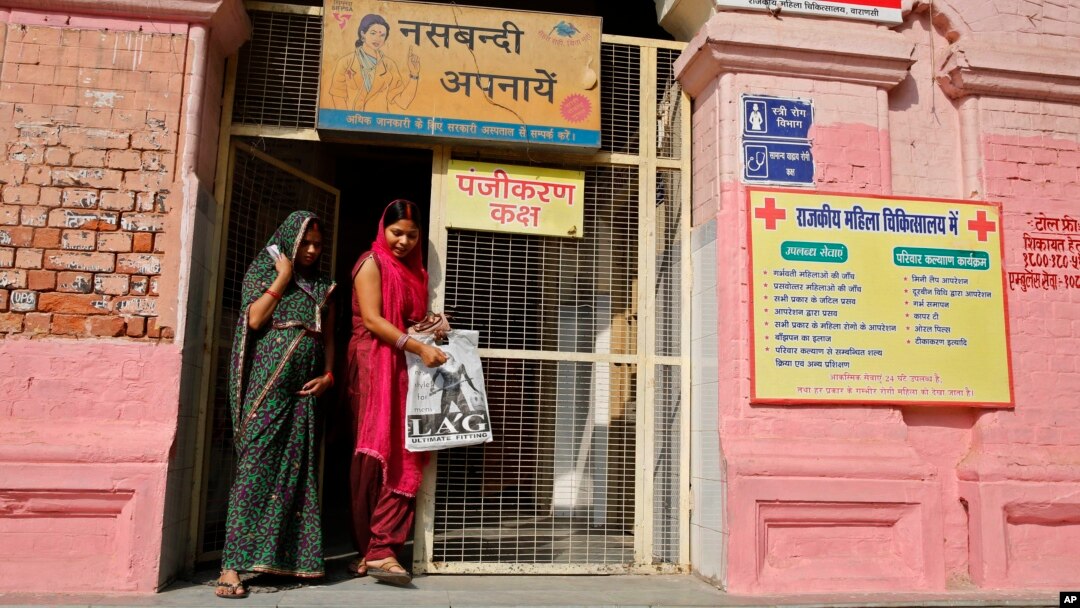 Dua perempuan India di depan pintu masuk sebuah rumah sakit di Varanasi, India (Foto: dok).