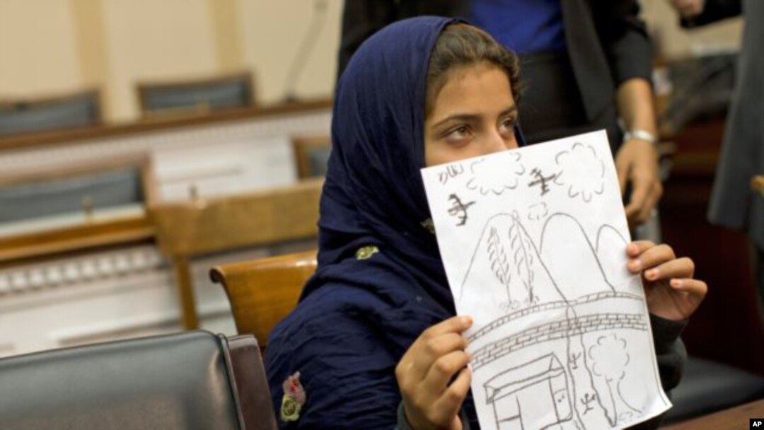 Nabila Rehman, de nueve años, muestra a los congresistas un dibujo del ataque en el que murió su abuela.